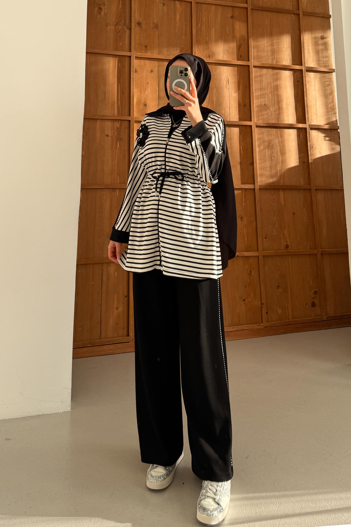 Çizgili Gül Motifli Takım Beyaz