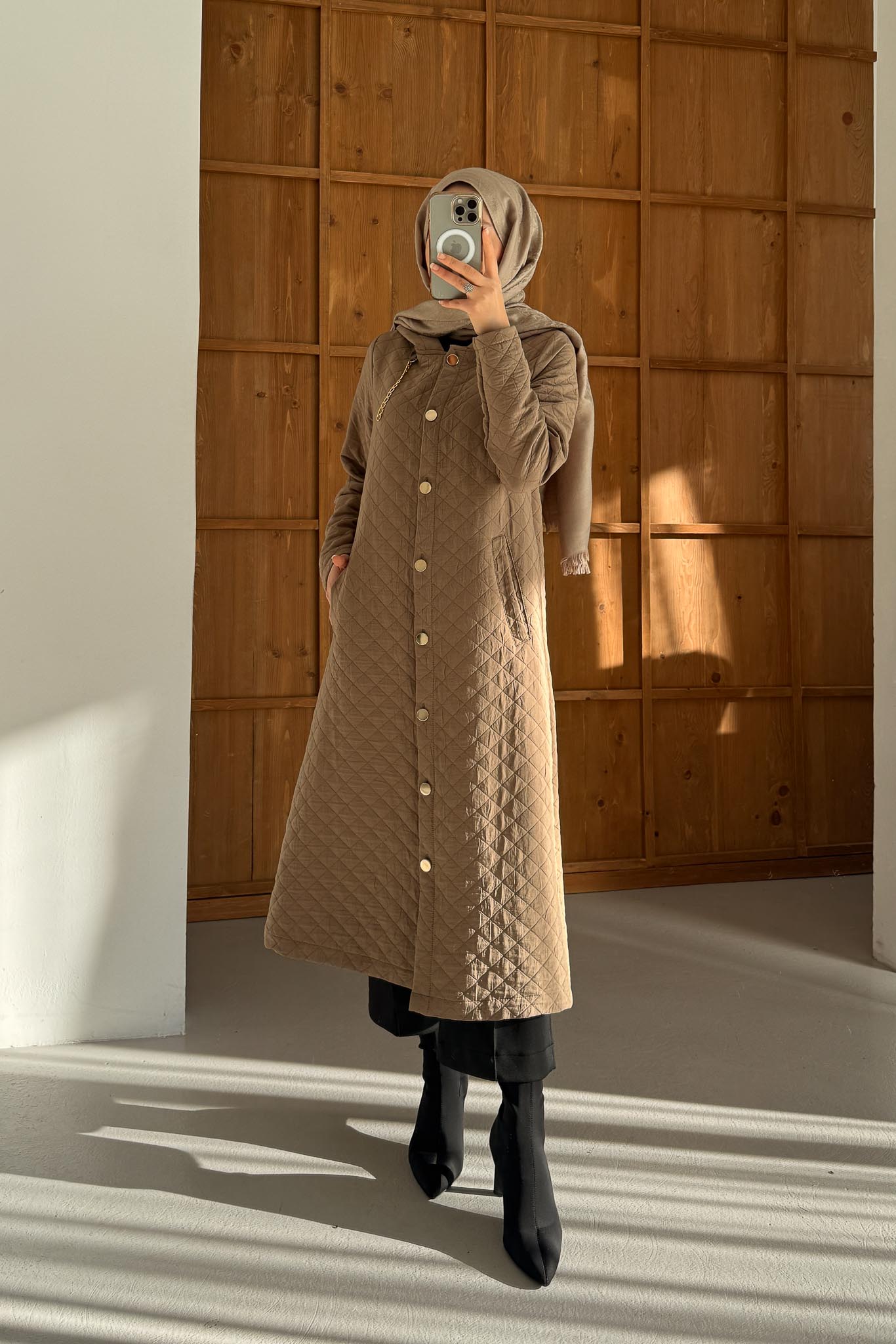 Mother of Pearl Set Camel