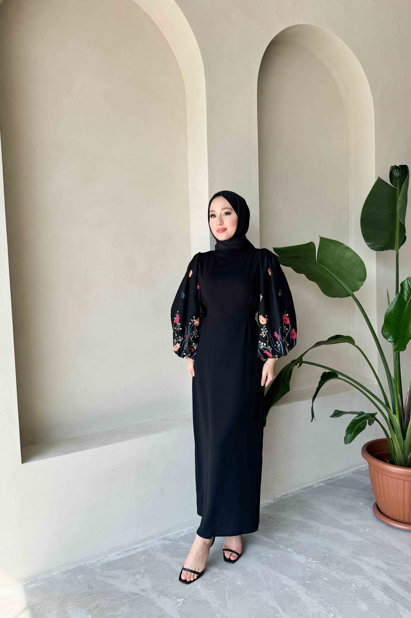 Kolu Gül Desenli Elbise