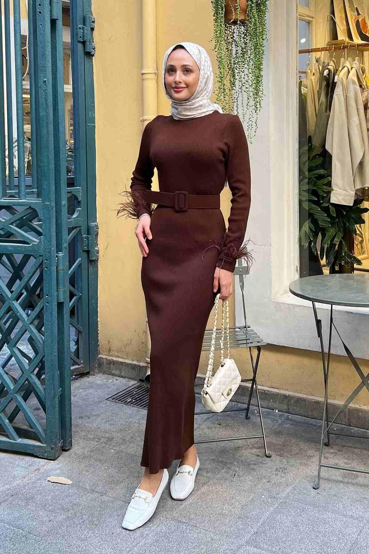 Kol Ucu Tüy Detaylı Elbise Kahve