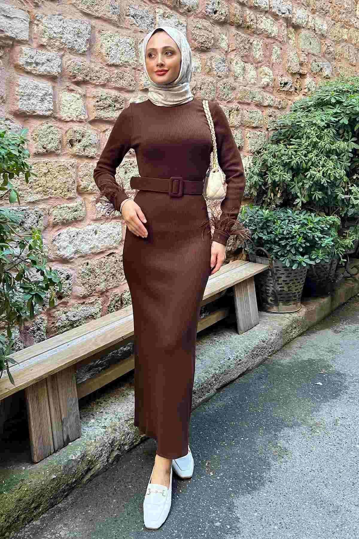 Kol Ucu Tüy Detaylı Elbise Kahve