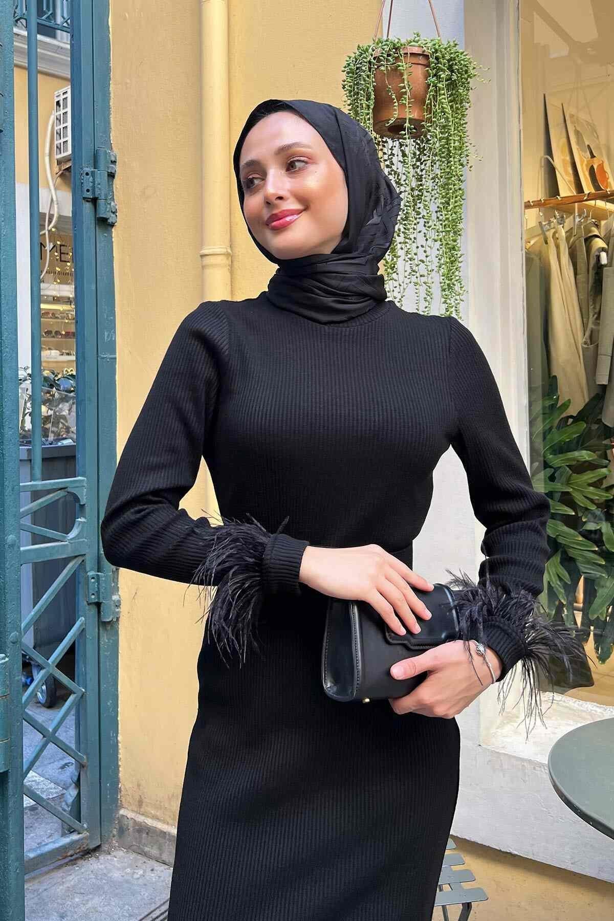 Kol Ucu Tüy Detaylı Elbise Siyah