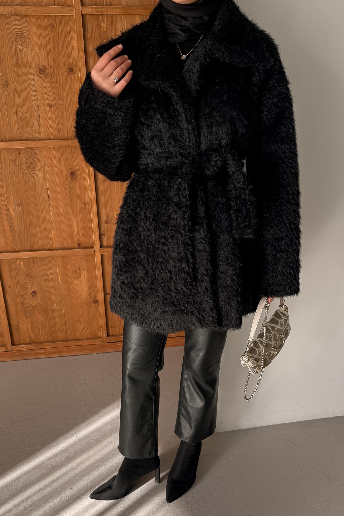 Broş Düğmeli Angora Kaban Siyah