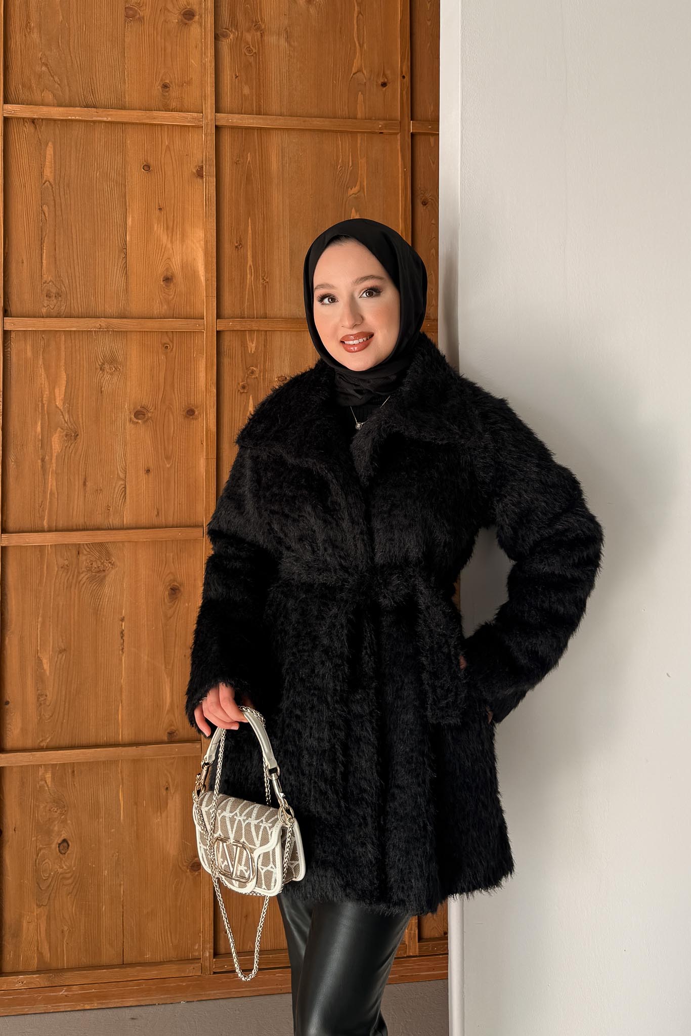 Broş Düğmeli Angora Kaban Siyah