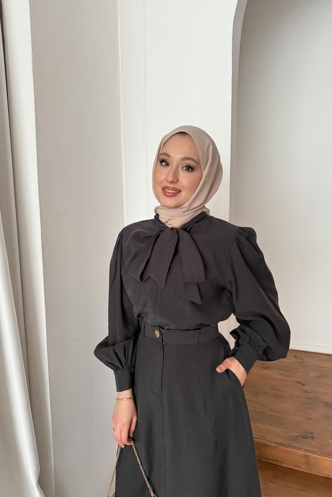 Yakası Fularlı Takım Siyah