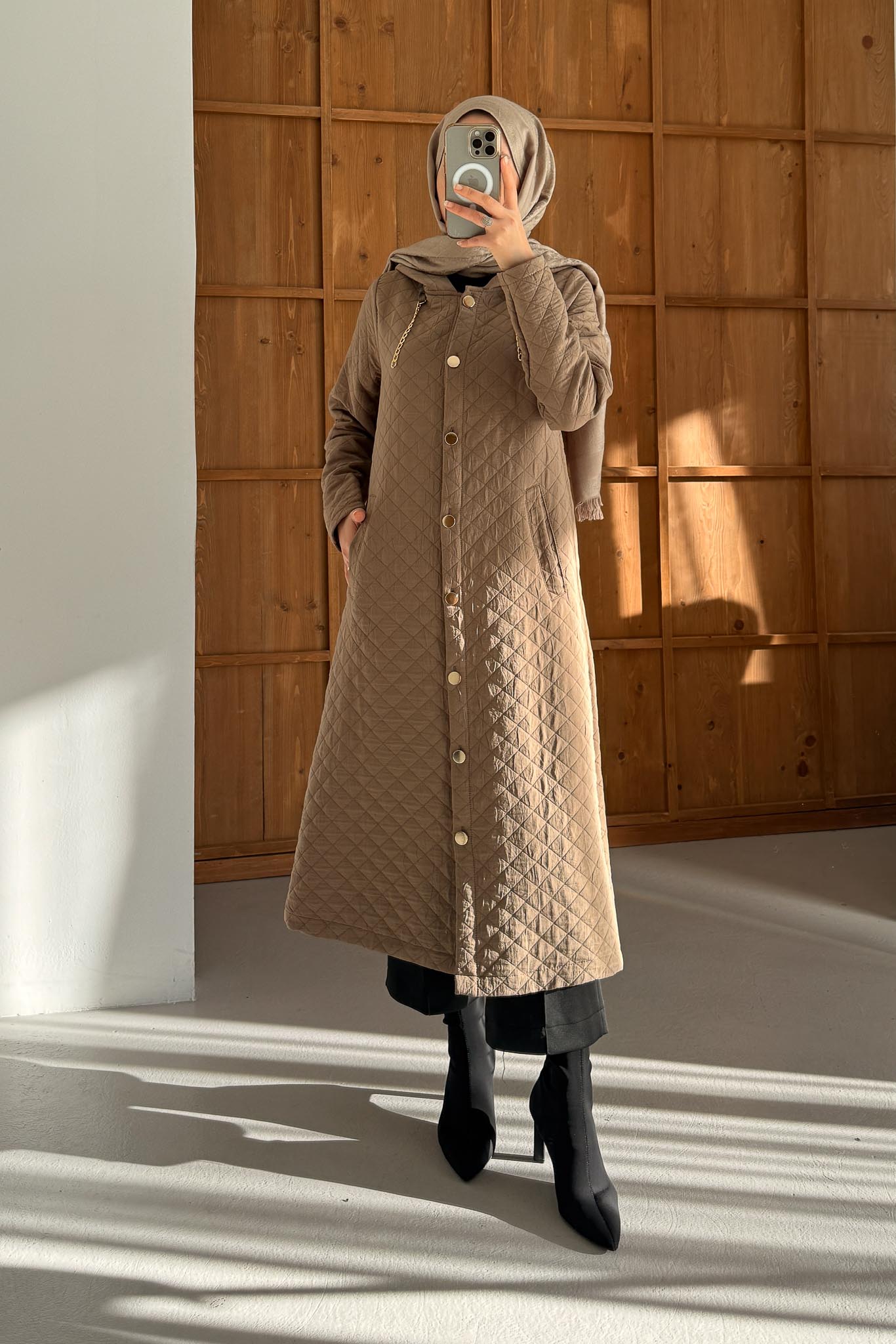 Mother of Pearl Set Camel