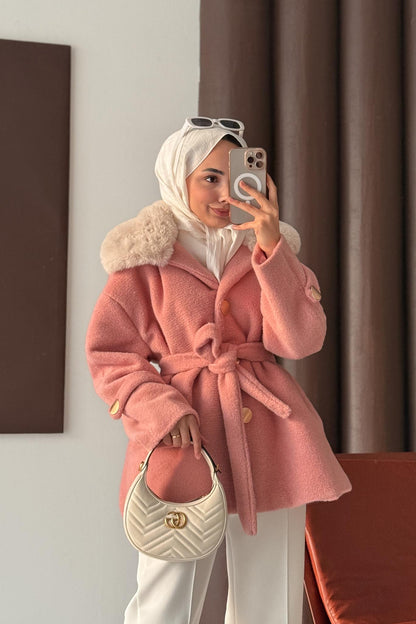 Yakası Kürk Detaylı Kaban Pembe