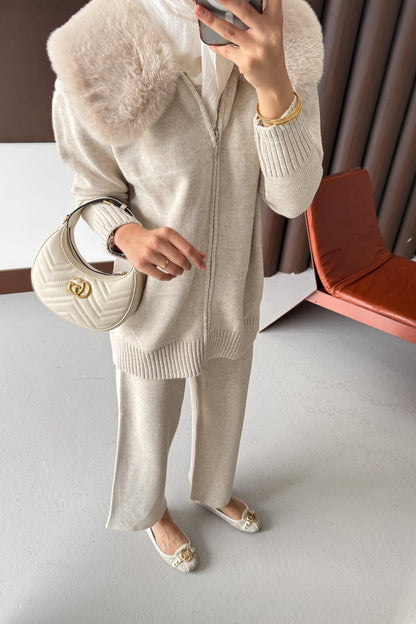 Yakası Kürklü Triko Takım Bej
