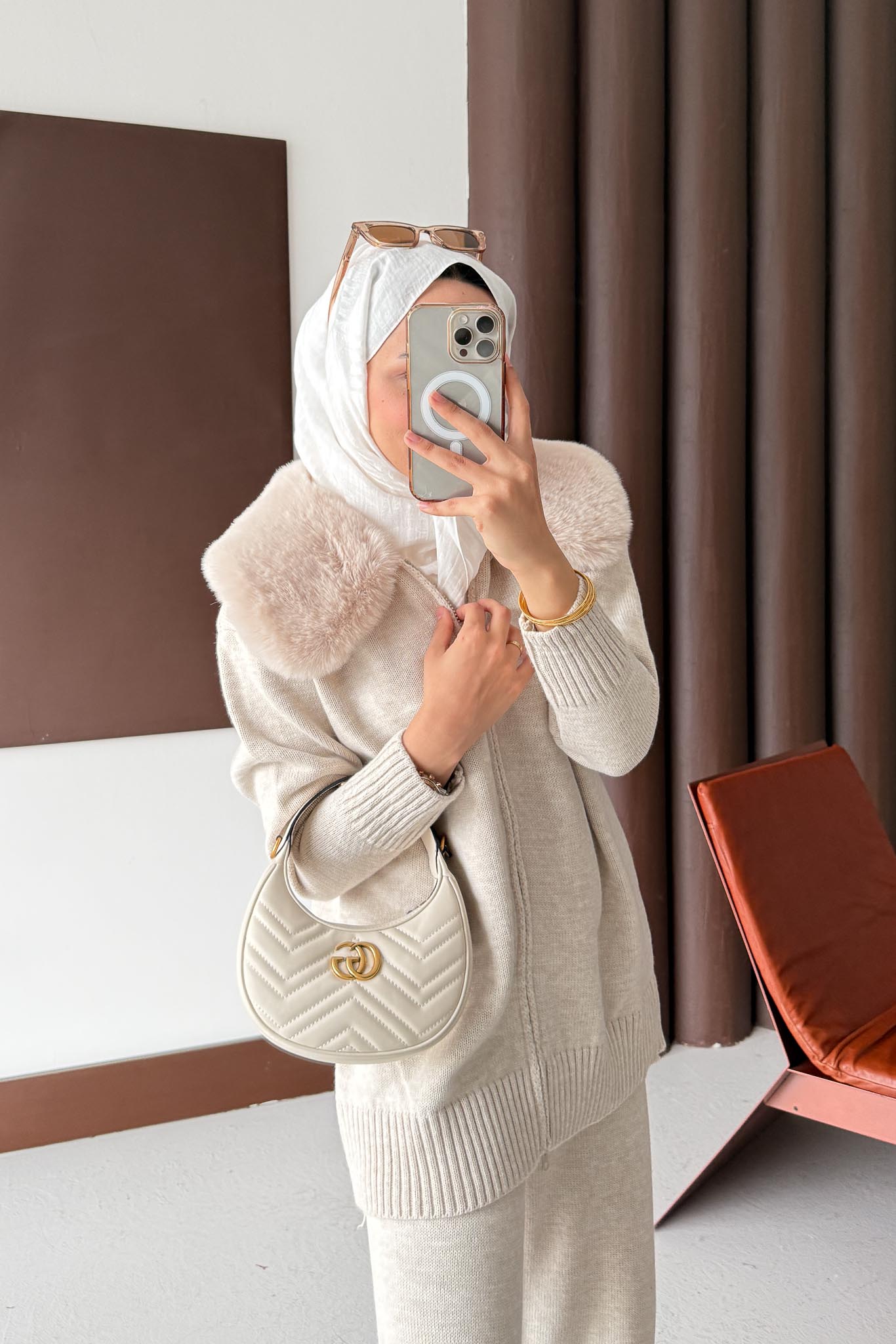 Yakası Kürklü Triko Takım Bej