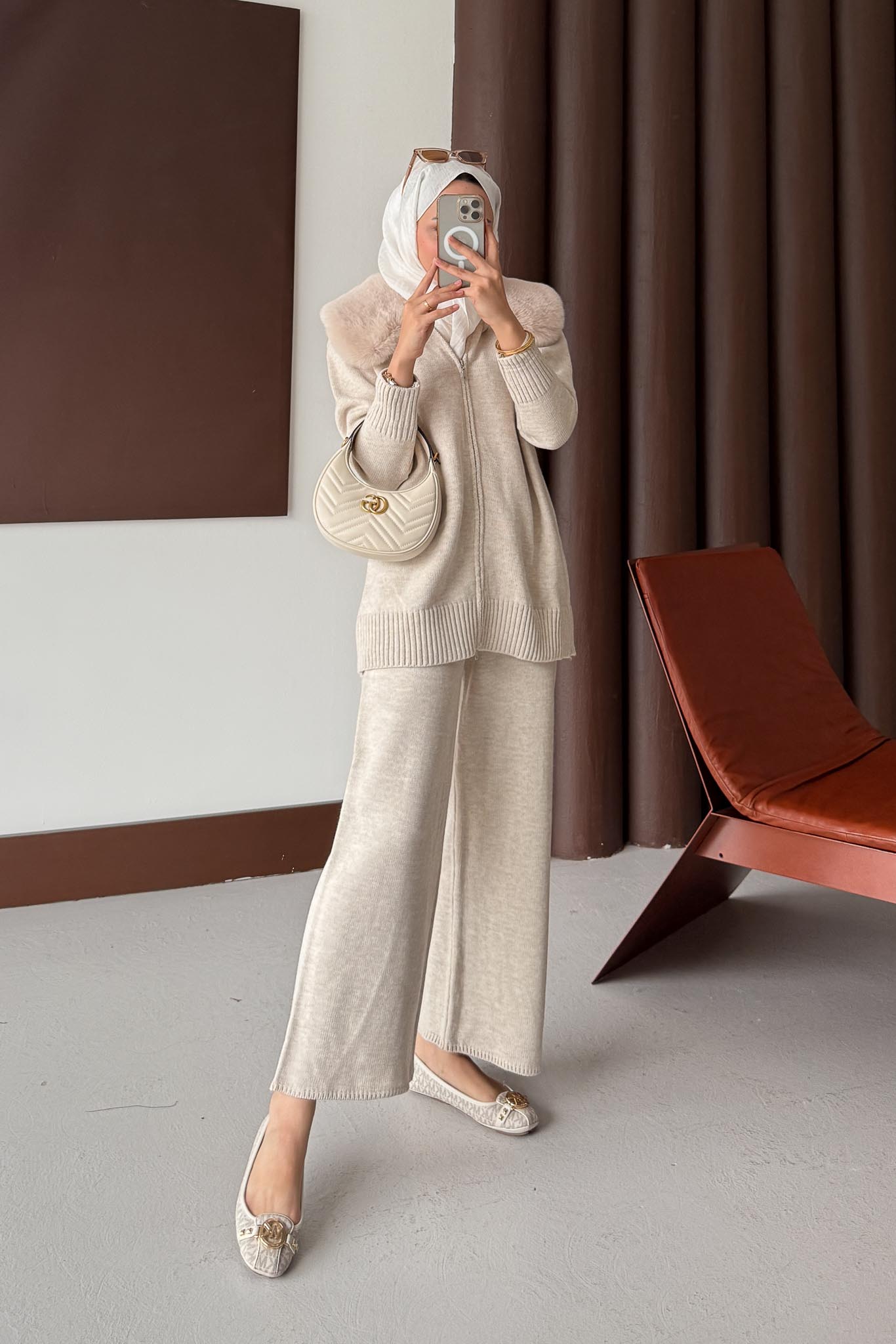 Yakası Kürklü Triko Takım Bej