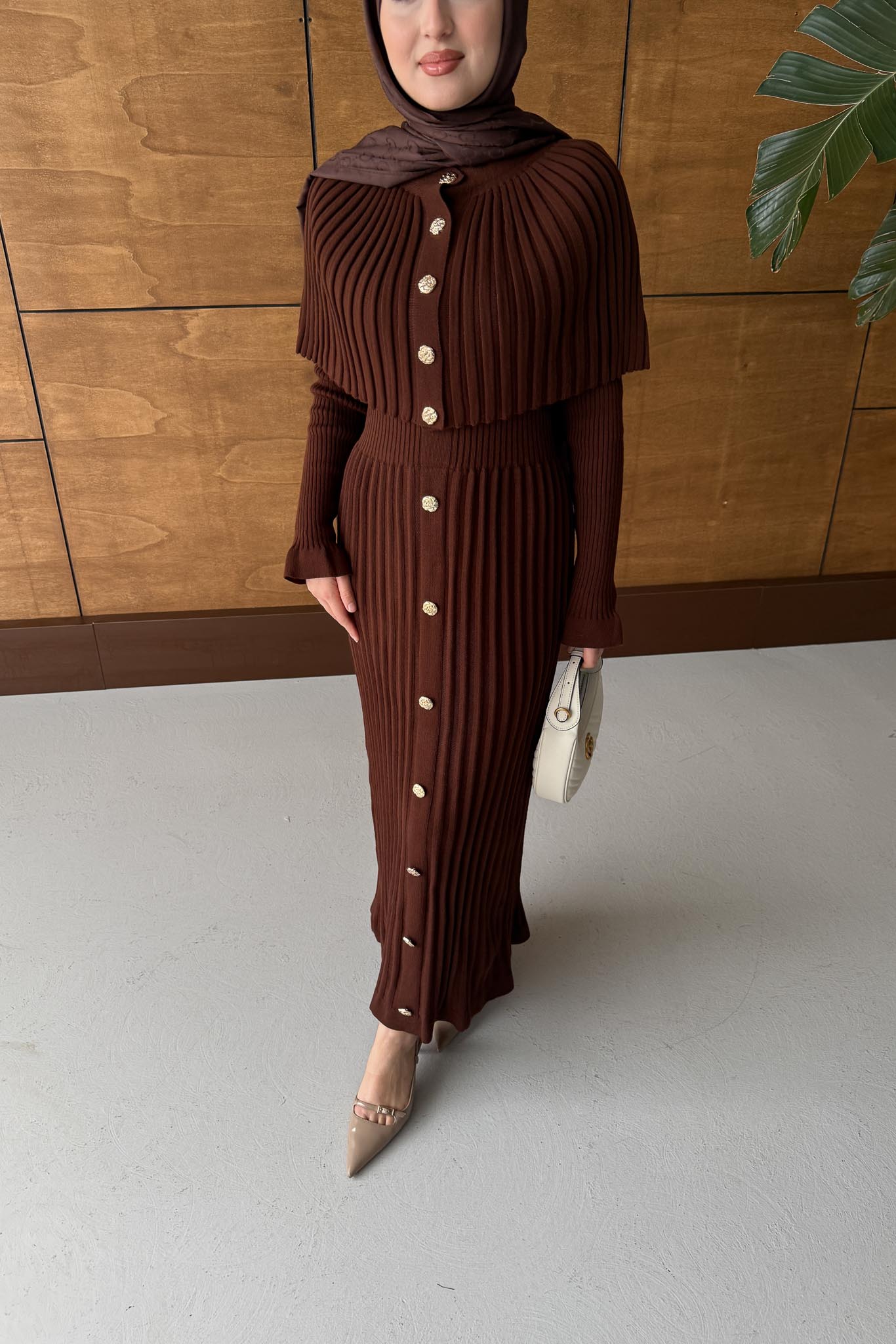 Pelerin Broş Düğmeli Elbise Kahverengi