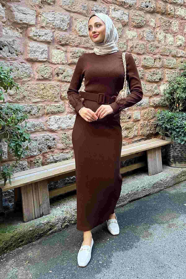 Kol Ucu Tüy Detaylı Elbise Kahve