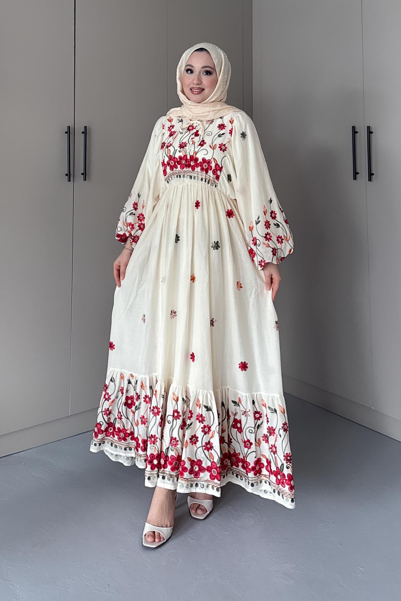 Papatya İşlemeli Elbise Bej