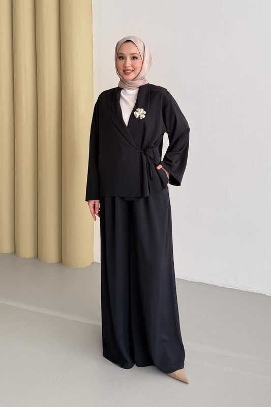 Papatya Broşlu Takım Siyah