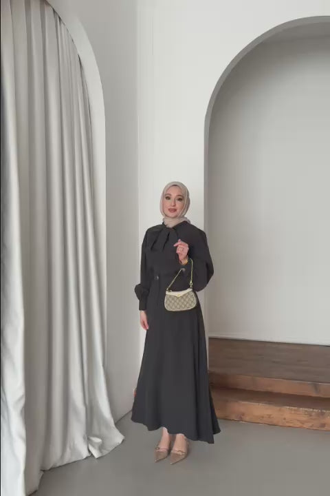 Yakası Fularlı Takım Siyah