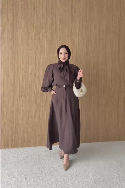 Yakası Fularlı Takım Kahverengi